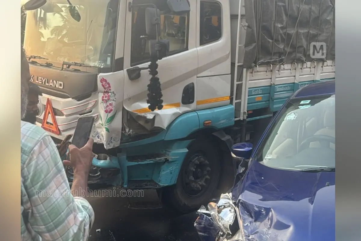 അപകടത്തിൽപ്പെട്ട ലോറിയും കാറും