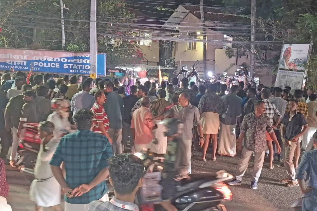ഞായറാഴ്ച രാത്രി വട്ടിയൂര്ക്കാവ് പോലീസ് സ്റ്റേഷന് മുന്നില് ബി.ജെ.പി. - ആര്.എസ്.എസ്. പ്രവര്ത്തകര് പ്രതിഷേധിക്കുന്നു