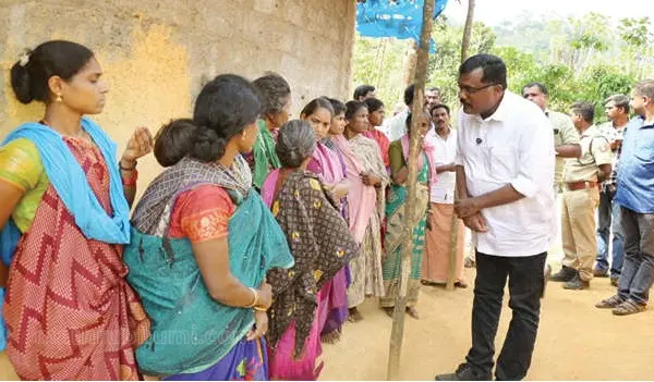 ഇടമലക്കുടിക്കാരോട് സംസാരിക്കുന്ന സംസ്ഥാന ഭക്ഷ്യക്കമ്മിഷൻ ചെയർമാൻ ജിനു സക്കറിയ ഉമ്മൻ