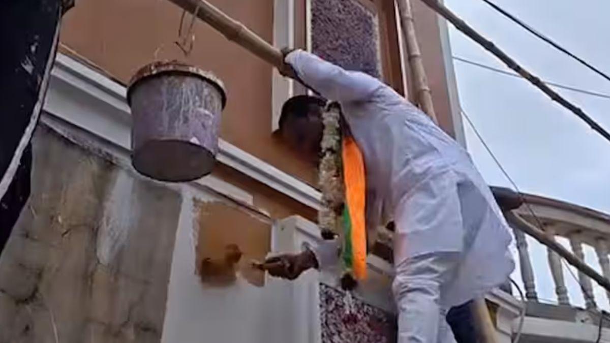 After carrying potato sacks, Bengal BJP candidate now paints walls for votes