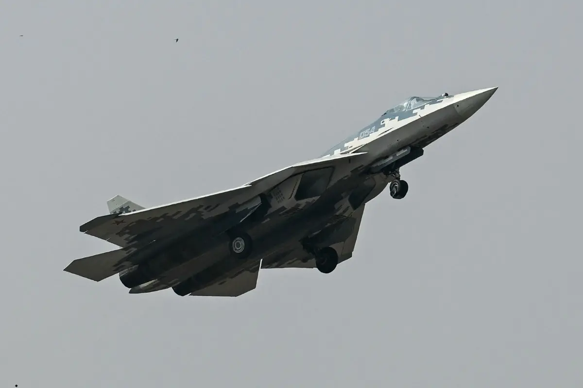 A Russian Sukhoi Su-57 fifth-generation fighter aircraft takes off during the inaugural day of the 15th edition of 'Aero India 2025', a military aviation exhibition at the Yelahanka Air Force Station in Bengaluru.| Photo: AFP