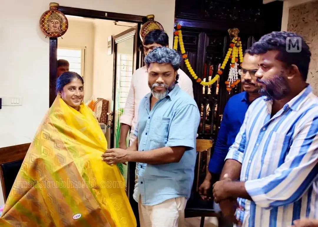 സംവിധായകന് പാ. രഞ്ജിത് പോര്കൊടി ആംസ്ട്രോങ്ങിനൊപ്പം | Photo: Mathrubhumi