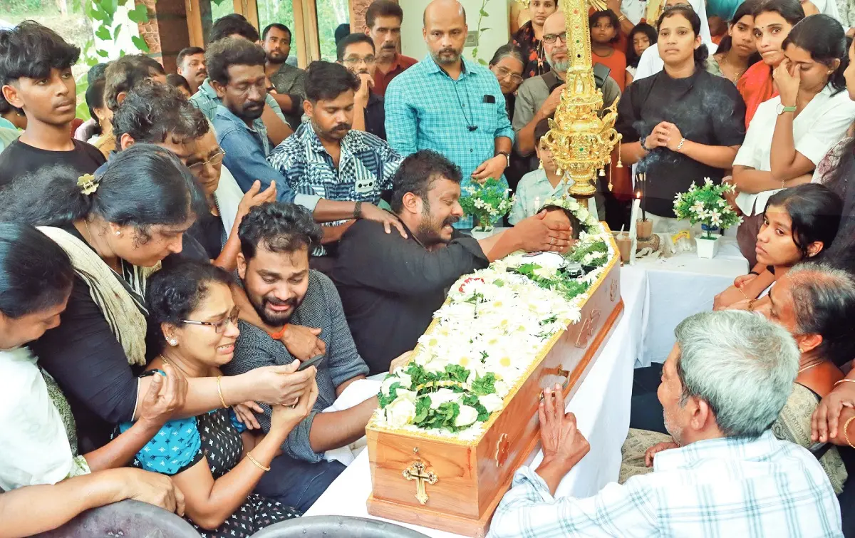 When the body of Aljo, who died after a snakebite was brought to his home at Kadambodu in Kodaly, his mother Johnsy showed him via video call to his elder brother Anosh, who is undergoing treatment in the hospital after a snakebite. | Photo: Prajwal Suresh