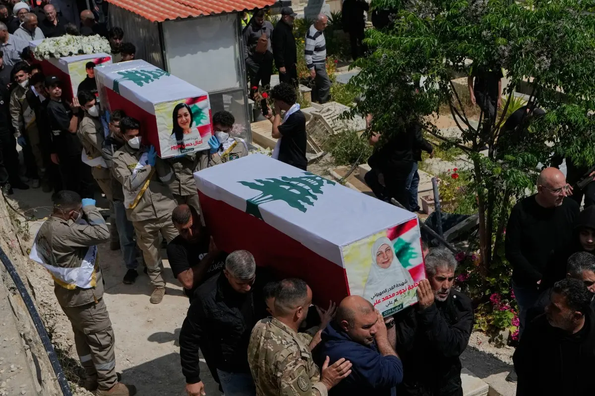 Mourners carry the coffins of civilians who were killed in the war between Hezbollah and Israel during a mass funeral in south Lebanon | Photo: AP