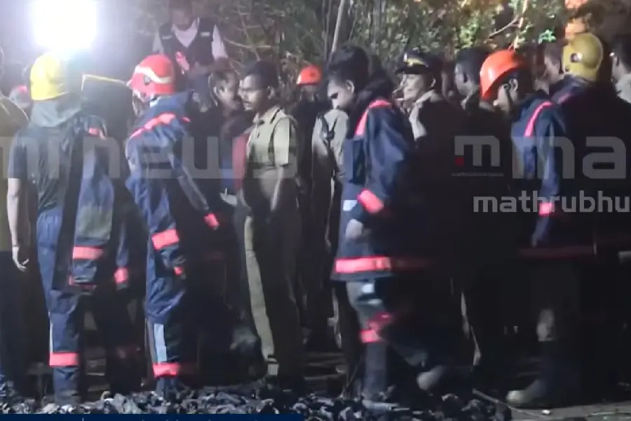 തൃശ്ശൂർ വെടിക്കെട്ട് ദുരന്തം: 14 മരണം, മൂന്ന് പേരെ തിരിച്ചറിഞ്ഞു; തേങ്ങലടക്കാനാവാതെ നാട്