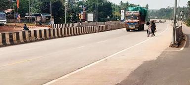 റോഡ് കടക്കാൻ ഏതുവഴി...