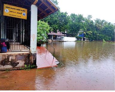 മഴക്കാലമെത്തുന്നു, മുറ്റത്തെ വെള്ളക്കെട്ടിന് പരിഹാരമായില്ല