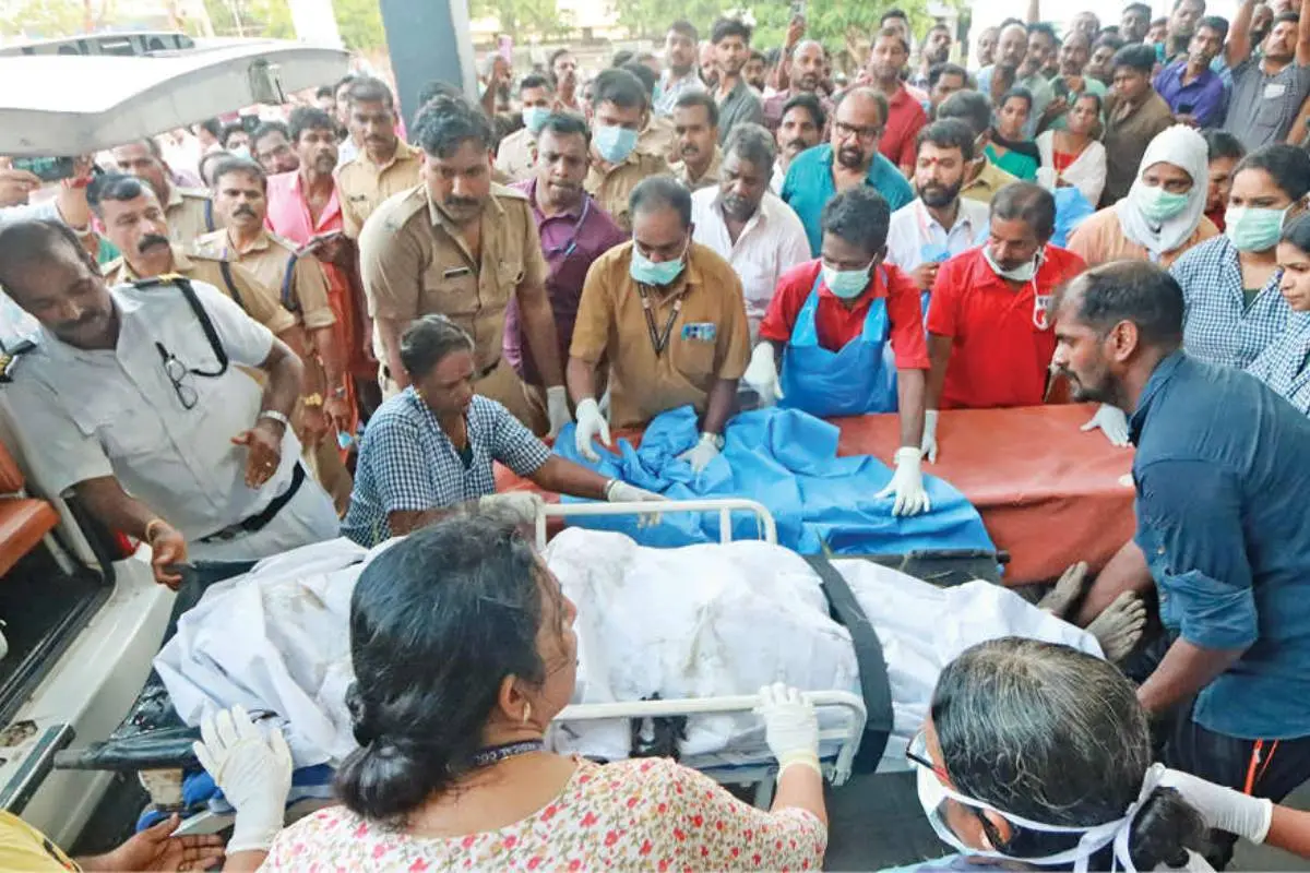 തൃശൂര് മെഡിക്കല് കോളേജിലേക്ക് മൃതദേഹങ്ങള് എത്തിക്കുന്നു