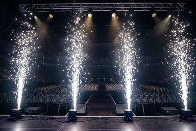 ശബ്ദമില്ല, പുകയില്ല, മലിനീകരണമില്ല-വിസ്മയമൊരുക്കും കോൾഡ് സ്പാർക്കുകൾ; വെടിക്കെട്ടിന് ബദലുകളുണ്ട്