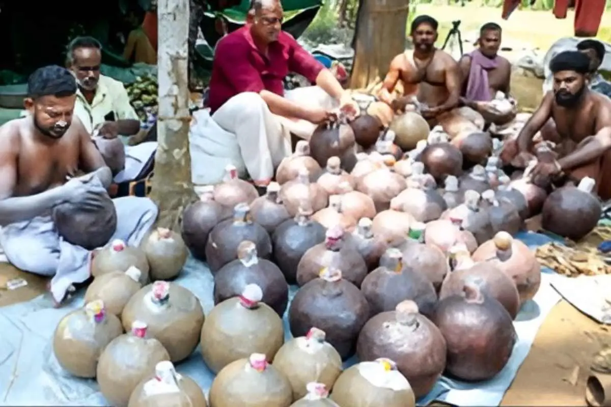 അമിട്ട് ഒരുക്കുന്ന തൊഴിലാളികള്. ചൊവ്വാഴ്ച രാവിലെ എടുത്ത ചിത്രം
