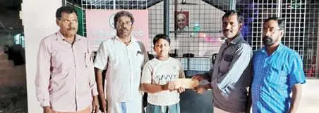 • മുഹമ്മദ്ഷമാസിന്റെ സഹായം പഞ്ചായത്തംഗം കെ. ഗംഗാധരൻ ഏറ്റുവാങ്ങുന്നു