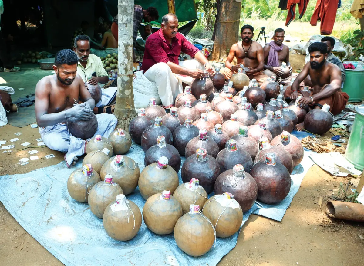 അമിട്ട് ഒരുക്കുന്ന തൊഴിലാളികള് | ഫോട്ടോ: ജെ. ഫിലിപ്പ്