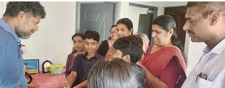 ഫുഡ്ഫെസ്റ്റിൽ ലഭിച്ച തുക വിദ്യാർഥികളും അധ്യാപകരും ചേർന്ന് പൂർവവിദ്യാർഥി സുരേഷിന് കൈമാറുന്നു