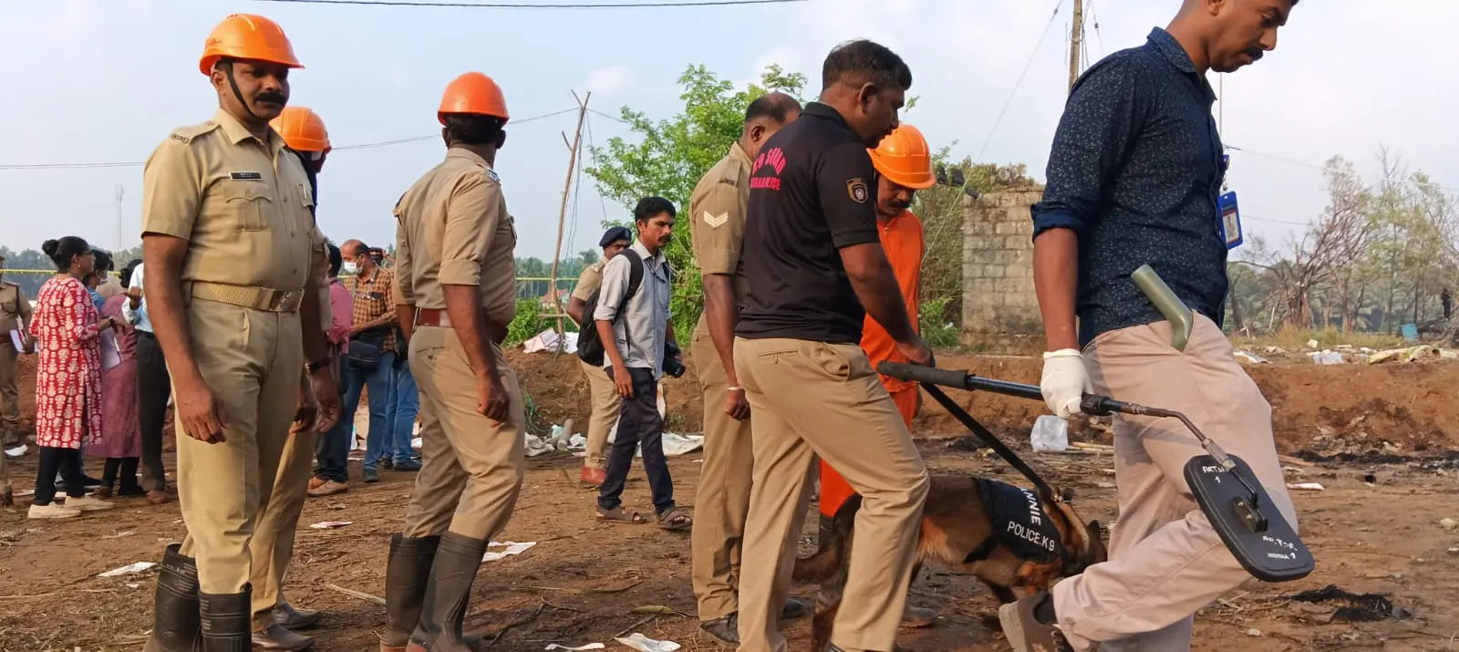 Search using cadaver dogs | Photo: J. Philip