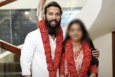 കുംഭമേള വൈറൽ താരത്തിന്റെ വിവാഹം: പിഴവില്ലെന്ന് കേരളാ പോലീസ്, ശരിയായ രേഖകൾ ലഭിച്ചാൽ കേസെടുക്കും