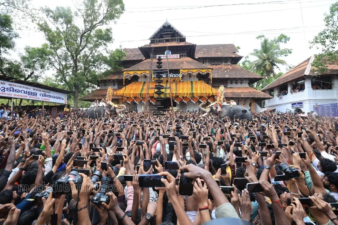 തൃശ്ശൂർ പൂരത്തിനു സമാപനം കുറിച്ച് നടന്ന പാറമേക്കാവ് തിരുവമ്പാടി വിഭവങ്ങളുടെ ഉപചാരംചൊല്ലൽ | ഫോട്ടോ: സിദ്ദിക്കുൽ അക്ബർ / മാതൃഭൂമി