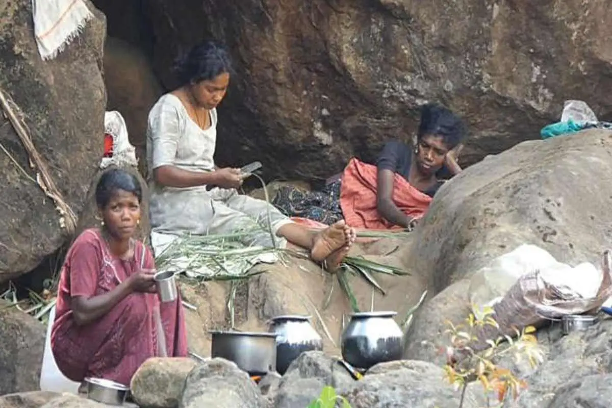 പ്ലാക്കൽചോല ആദിവാസി നഗറിൽ കുടിവെള്ളമില്ലാതായതോടെ വനത്തിലെ തന്നെ കാഞ്ഞിരപ്പുഴയുടെ തീരത്തുള്ള പാറക്കെട്ടിൽ അഭയംതേടിയ ആദിവാസികൾ