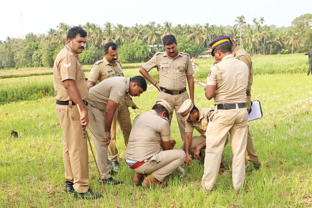 വെടിക്കെട്ട് അപകടമുണ്ടായ സ്ഥലത്തിന് ചുറ്റുമുള്ള പാടത്ത് കണ്ടെത്തിയ മൃതദേഹാവശിഷ്ടങ്ങള്‍ പോലീസ് പരിശോധിക്കുന്നു
