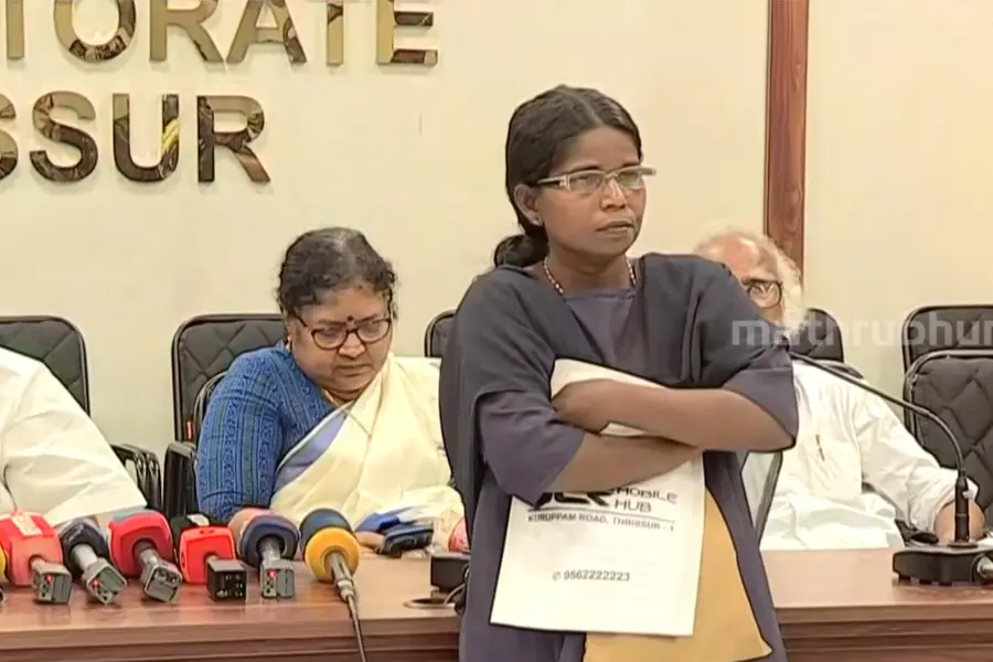 യുവതി മന്ത്രിമാരുടെ വാർത്താസമ്മേളനം തടസ്സപ്പെടുത്തിയ സംഭവം; പ്രശ്‌നം അയൽവാസിയുടെ പറമ്പിലെ ചക്ക