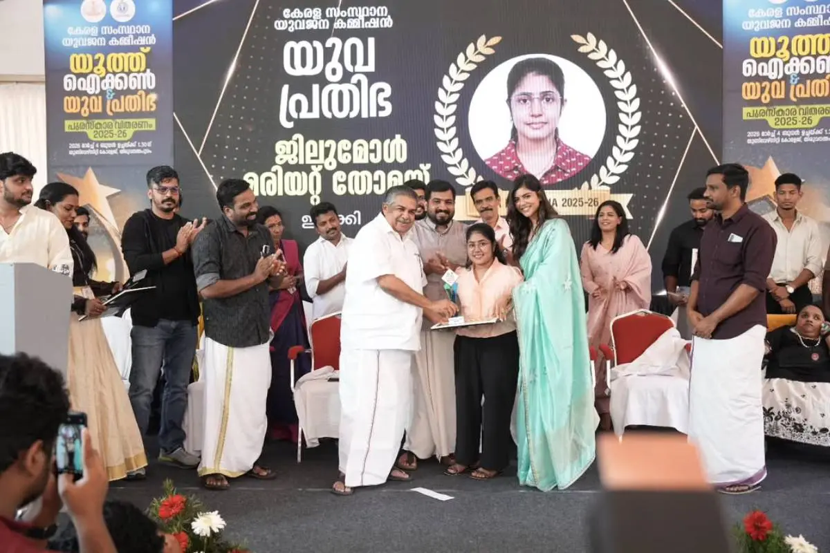 വേദിയിൽ ജിലുമോൾക്ക് വേണ്ടി പുരസ്കാരം ഏറ്റുവാങ്ങുന്ന കല്യാണി പ്രിയദർശൻ/instagram