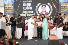 പുരസ്കാരവേദിയിൽ ജിലുമോൾക്ക് കൈകളായി കല്യാണി പ്രിയദർശൻ; പ്രശംസിച്ച് ആരാധകർ