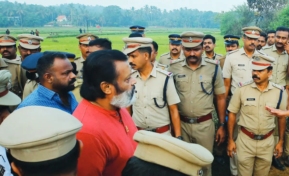 അപകടസ്ഥലം സന്ദർശിക്കുന്ന സുരേഷ് ഗോപി