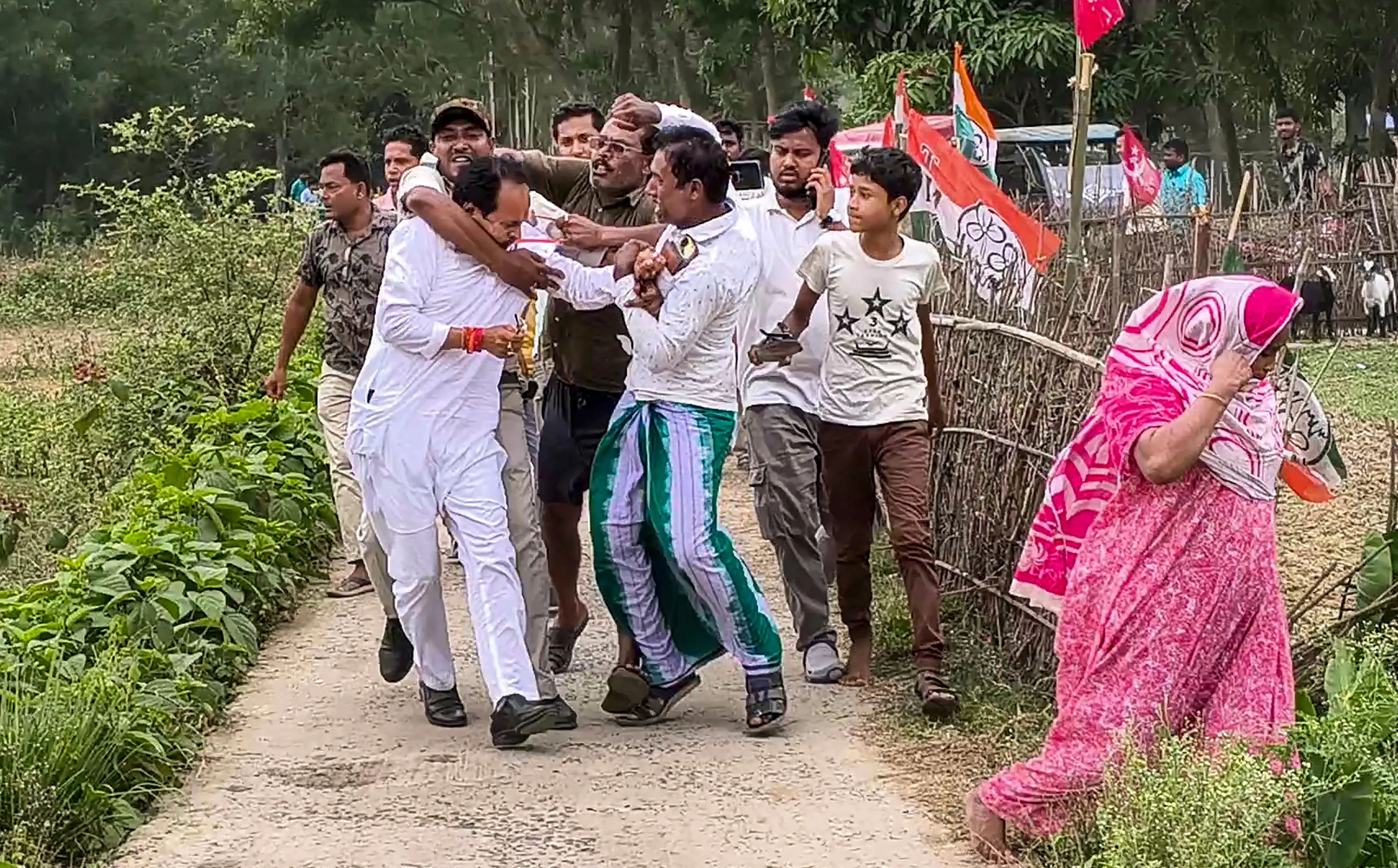 ബിജെപി സ്ഥാനാര്ഥി സുവേന്ദു സര്കാര് ആക്രമണത്തിനിരയായപ്പോള് |ഫോട്ടോ:PTI