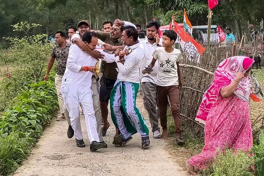ചിഹ്നത്തിൽ മഷി പുരട്ടൽ, സ്ഥാനാർഥിയെ ഓടിച്ചിട്ട് ആക്രമിക്കൽ: ബംഗാൾ തിരഞ്ഞെടുപ്പിൽ വ്യാപക ആക്രമണം