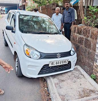 മണക്കാട് റോഡിലെ ഓവുചാലിൽ കാർ കുടുങ്ങി