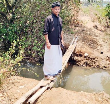 മരപ്പാലം അപകടക്കെണിയിൽ; തിരിഞ്ഞുനോക്കാതെ അധികൃതർ