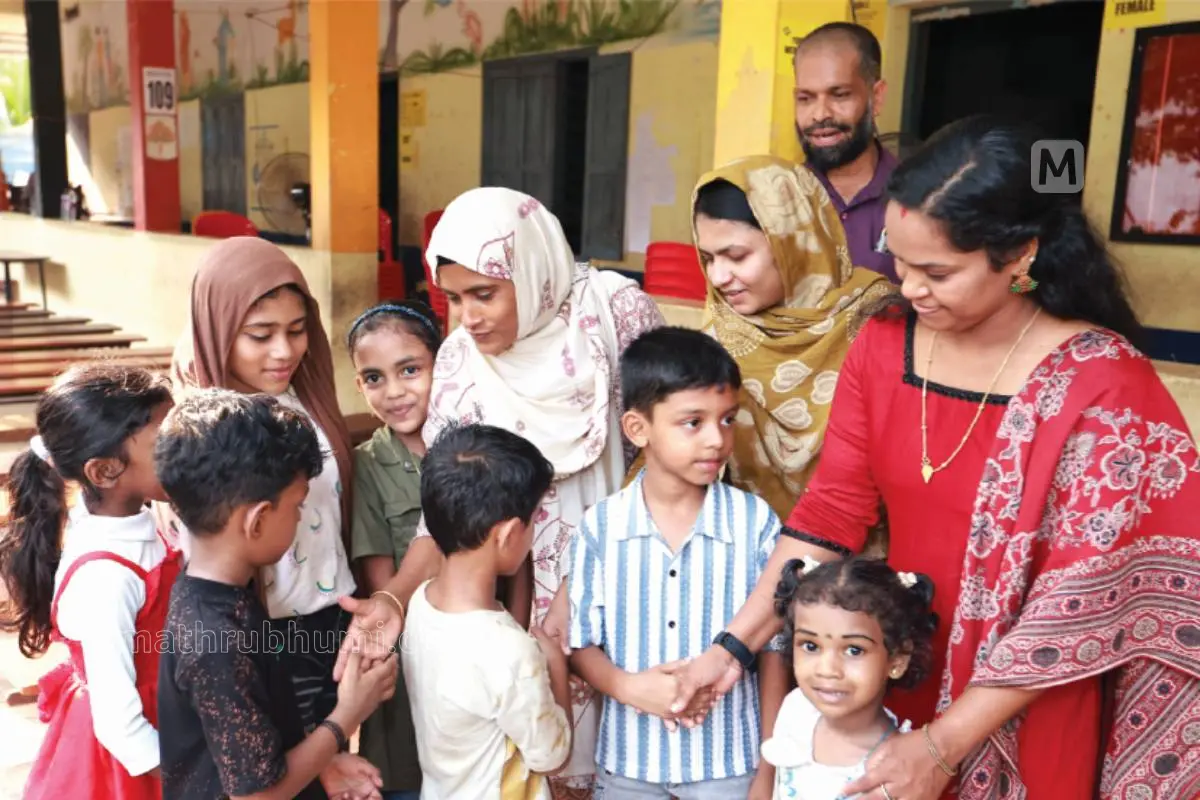 വാൽപ്പാറ അപകടത്തിൽ മരിച്ച അധ്യാപകർക്ക് പകരമായി പാങ്ങ് ഗവ. എൽ.പി. സ്കൂളിൽ എത്തിയ അധ്യാപകരായ പി. ഷമീന, വി.പി. ഫസീല, കെ. അബ്ദുൾ മജീദ്, കെ.കെ. രാഖി എന്നിവർ സ്കൂളിൽ നടന്ന യോഗത്തിനുശേഷം കുട്ടികളുമായി സ്നേഹം പങ്കിടുന്നു | ഫോട്ടോ: കെ.ബി. സതീഷ്കുമാർ