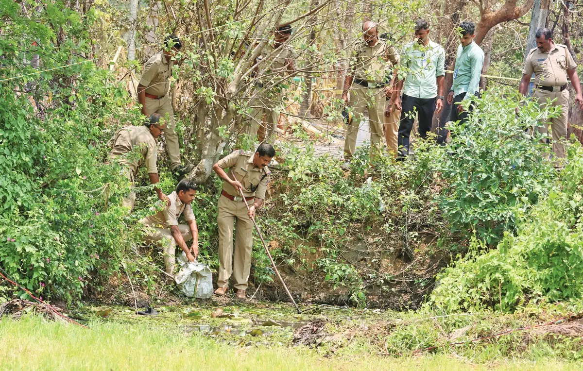 മുണ്ടത്തിക്കോട്ട് വെടിക്കെട്ടപകടമുണ്ടായ സ്ഥലത്തെ കുളത്തിൽനിന്ന്‌ ശരീരഭാഗങ്ങൾ ശേഖരിക്കുന്ന പോലീസ്