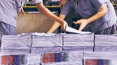 സ്വകാര്യ സ്കൂളുകളിൽ സർക്കാർ പുസ്തകങ്ങൾ ഒഴിവാക്കുന്നു: കേന്ദ്ര-സംസ്ഥാനങ്ങൾക്ക് നോട്ടീസ്