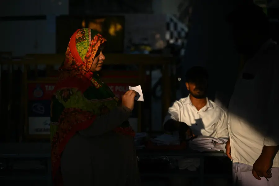 തമിഴ്‌നാട്ടിൽ വോട്ടിന് പകരം പണവും മദ്യവും ആഭരണങ്ങളും; 599 കോടിയുടെ സമ്മാനങ്ങൾ പിടിച്ചെടുത്ത് കമ്മിഷൻ