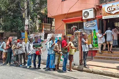 After ECI’s 96-hr ban, massive dawn queues flood Kolkata liquor shops, 2 bottles/head cap enforced