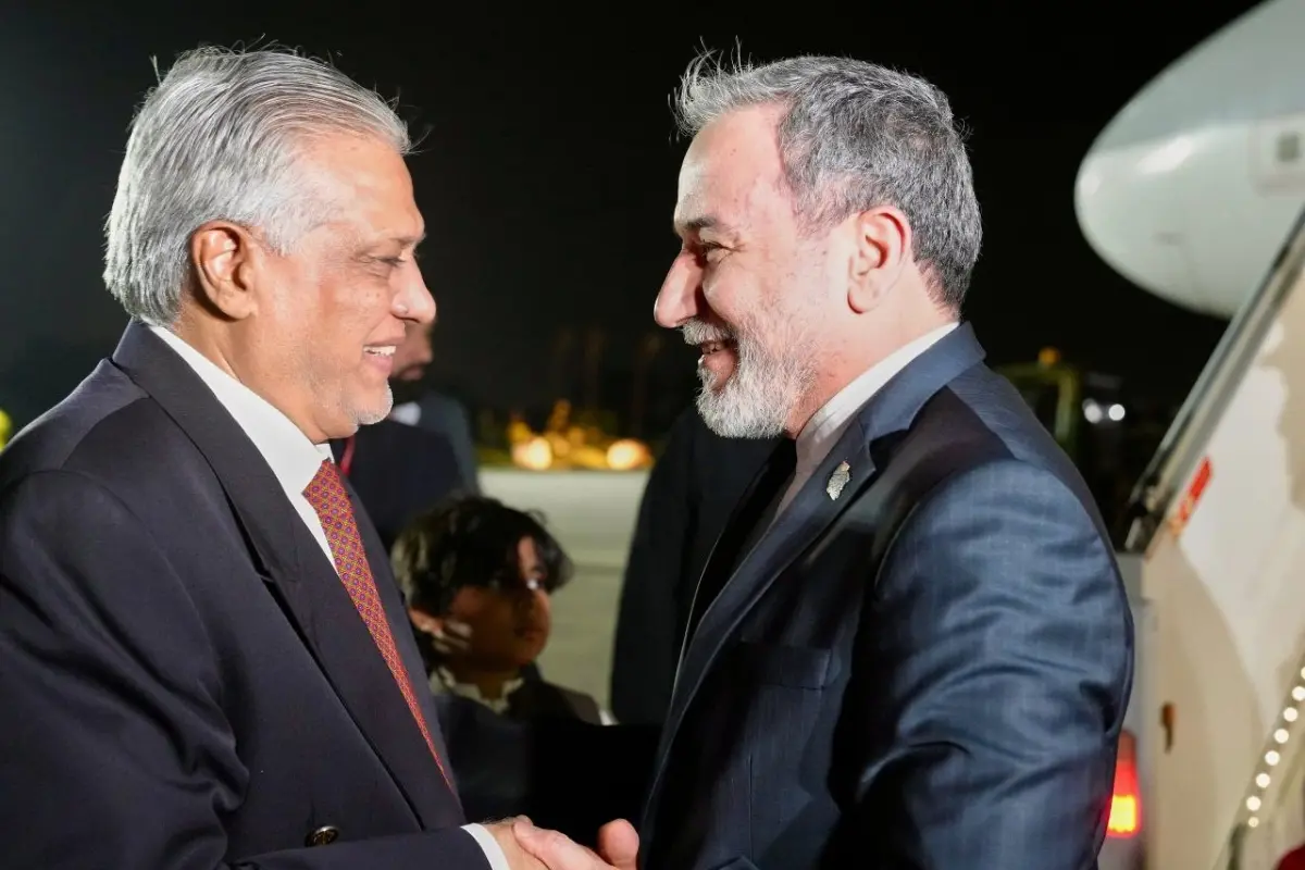 وزير الخارجية الباكستاني إسحق دار يستقبل نظيره الإيراني عباس عراقجي (أ ب)