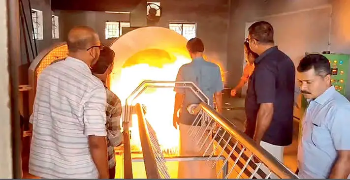 ശ്മശാനത്തിന്റെ ചേംബറിൽനിന്ന് പുറത്തേക്ക് തീയാളിയപ്പോൾ