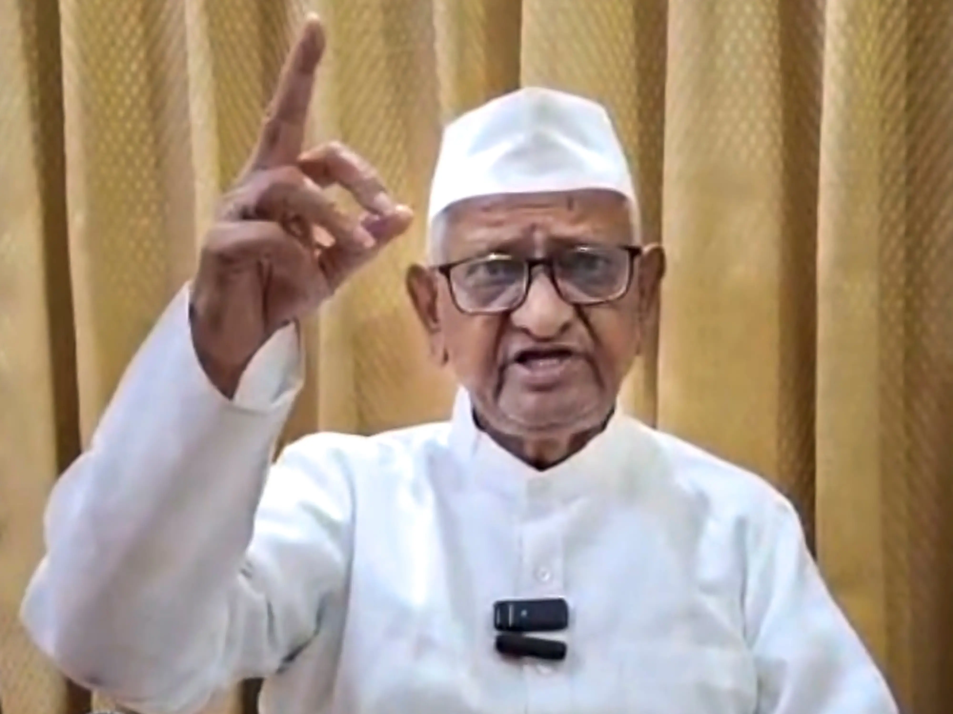 മഹാരാഷ്ട്രയിലെ അഹല്യനഗർ ജില്ലയിൽ, സാമൂഹിക പ്രവർത്തകൻ അണ്ണാ ഹസാരെ മാധ്യമങ്ങളെ കണ്ടപ്പോൾ | PTI
