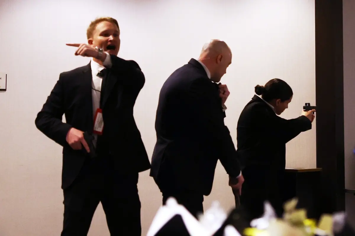 Secret service agents respond during the White House Correspondents Dinner | Photo: AP