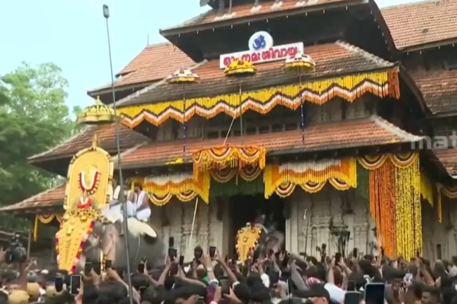തോള് ചെരിച്ച്, തെക്കേനട തുറന്ന്, തിടമ്പേറ്റിയ തെച്ചിക്കോട്ടുകാവ് രാമചന്ദ്രന്റെ മാസ് എൻട്രി