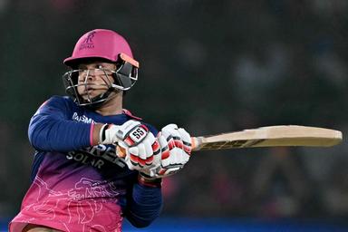 കണക്കുതീർത്ത് വൈഭവ്, നിലംതൊടാതെ ഹിംഗെ; 103 ൽ 92 റൺസും ബൗണ്ടറികളിലൂടെ