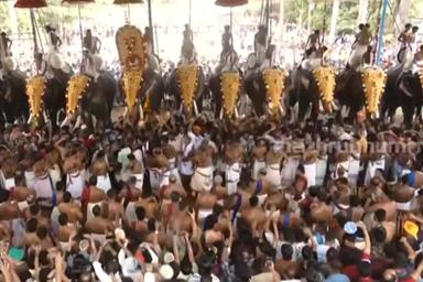 മേളപ്പെരുമയിൽ ആറാടി തൃശ്ശൂർ; കത്തുന്ന വെയിലിനെയും അവഗണിച്ച് പൂരനഗരിയിലേക്ക് ജനസാഗരം