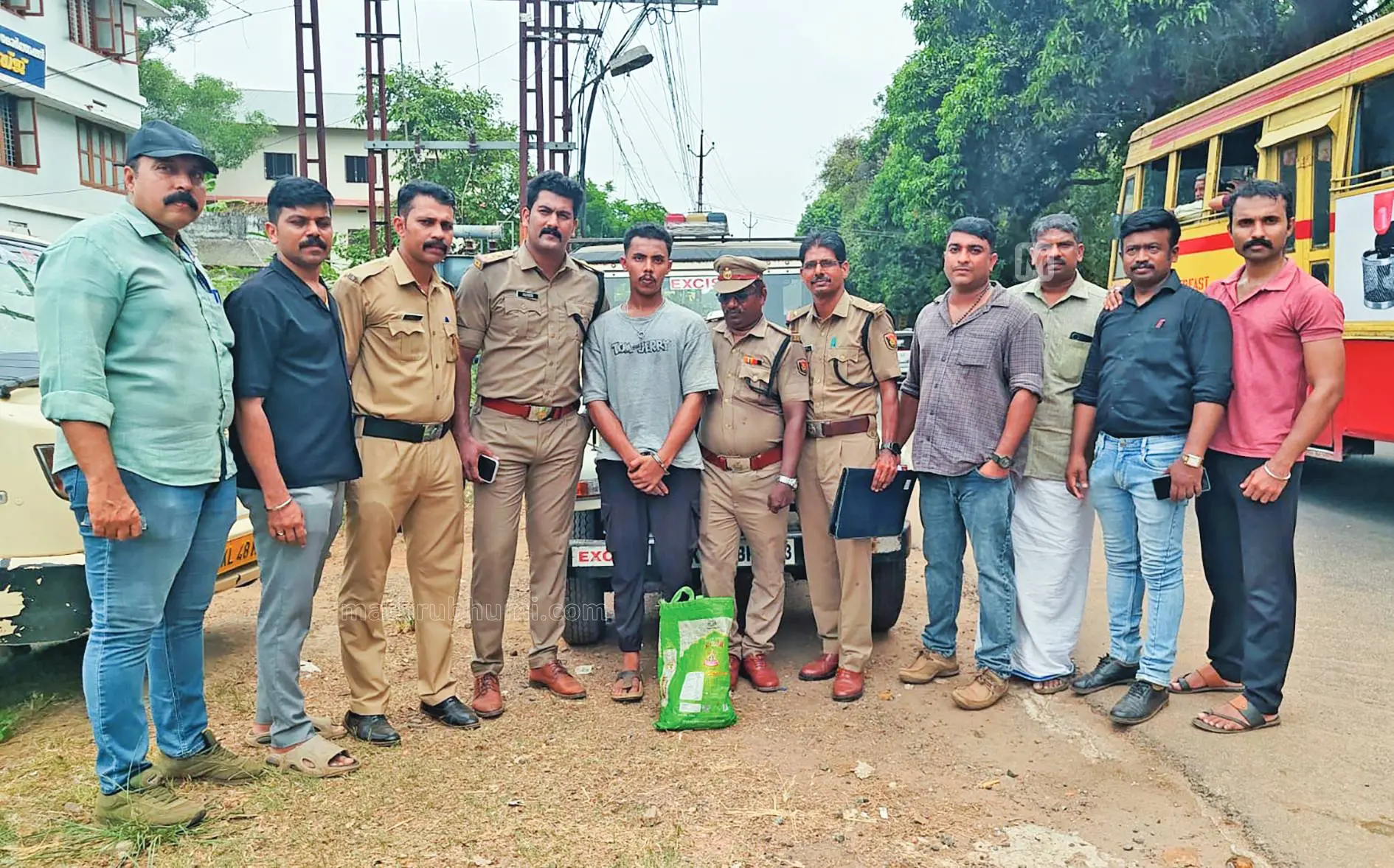 ഹാഷിഷ് ഓയിലുമായി കുന്നംകുളം സ്വദേശി ഹബീബിനെ പുഴയ്ക്കലിൽവെച്ച് എക്സൈസ് സംഘം പിടികൂടിയപ്പോൾ