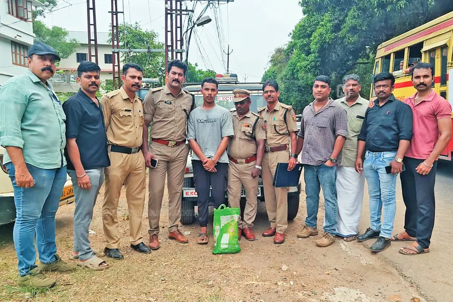 'പൂത്തിരി ഓണായി';പാൽവണ്ടിയിൽ രണ്ടരക്കോടി രൂപ വിലമതിക്കുന്ന ഹാഷിഷ് ഓയിൽ,യുവാവ് പിടിയിൽ