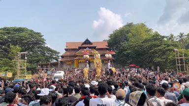 രാമാ… രാമരാജാവേ.. തേക്കിൻകാടിനെ ആവേശകടലാക്കി ഏകച്ഛത്രാധിപതിയുടെ മാസ്സ് എൻട്രി