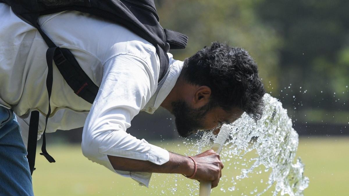 Heatwave intensifies in Delhi, temperature soars to 44.5°C; Doctors stress  hydration | Mathrubhumi English