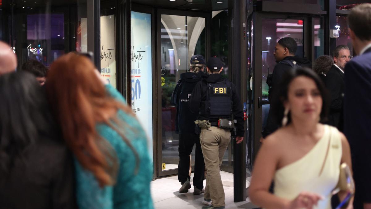 Viral video shows journalists stealing liquor bottles amidst the chaos ...