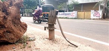 മലയോര ഹൈവേയിൽ അപകടനിലയിൽ കുഴൽക്കിണർ പൈപ്പ്