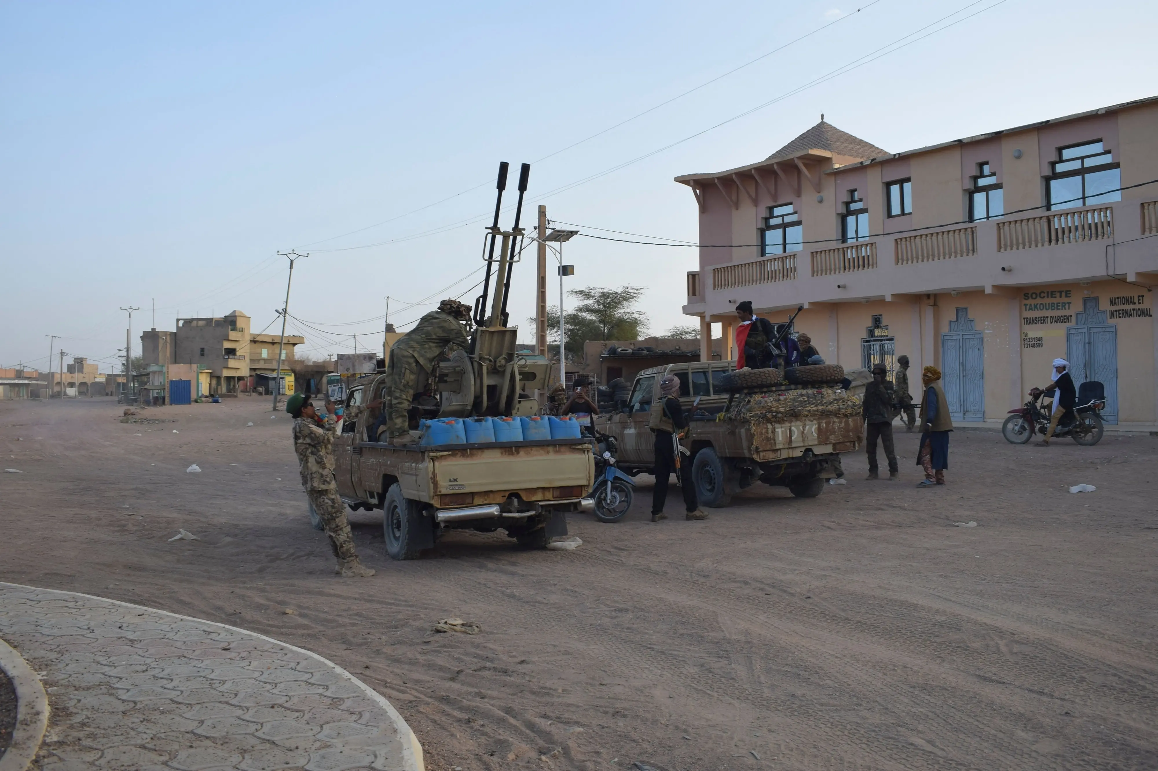 Tuareg rebels of the Azawad Liberation Front (FLA) ride on the back of pickup trucks in Kidal, on April 26, 2026 | Photo: AFP