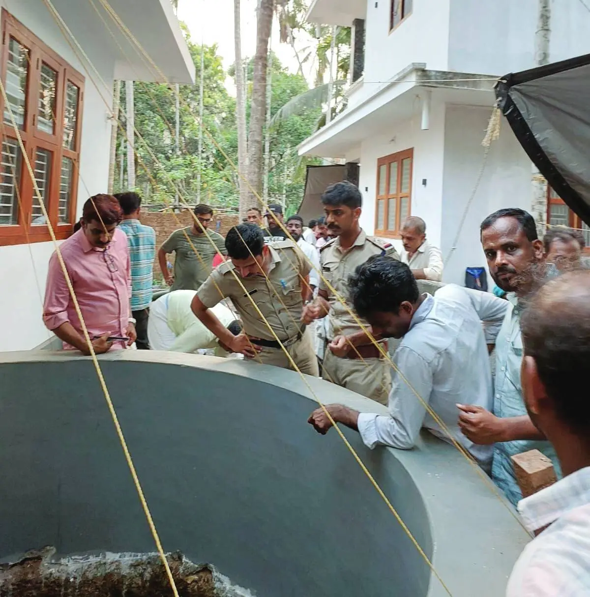 തൂമ്പോളിപ്പൊയിൽ മനോജന്റെ വീട്ടിലെ കിണർ പോലീസ് സംഘം പരിശോധിക്കുന്നു